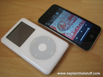 Un Apple iPod (4e génération) à côté d'un iPod Touch.